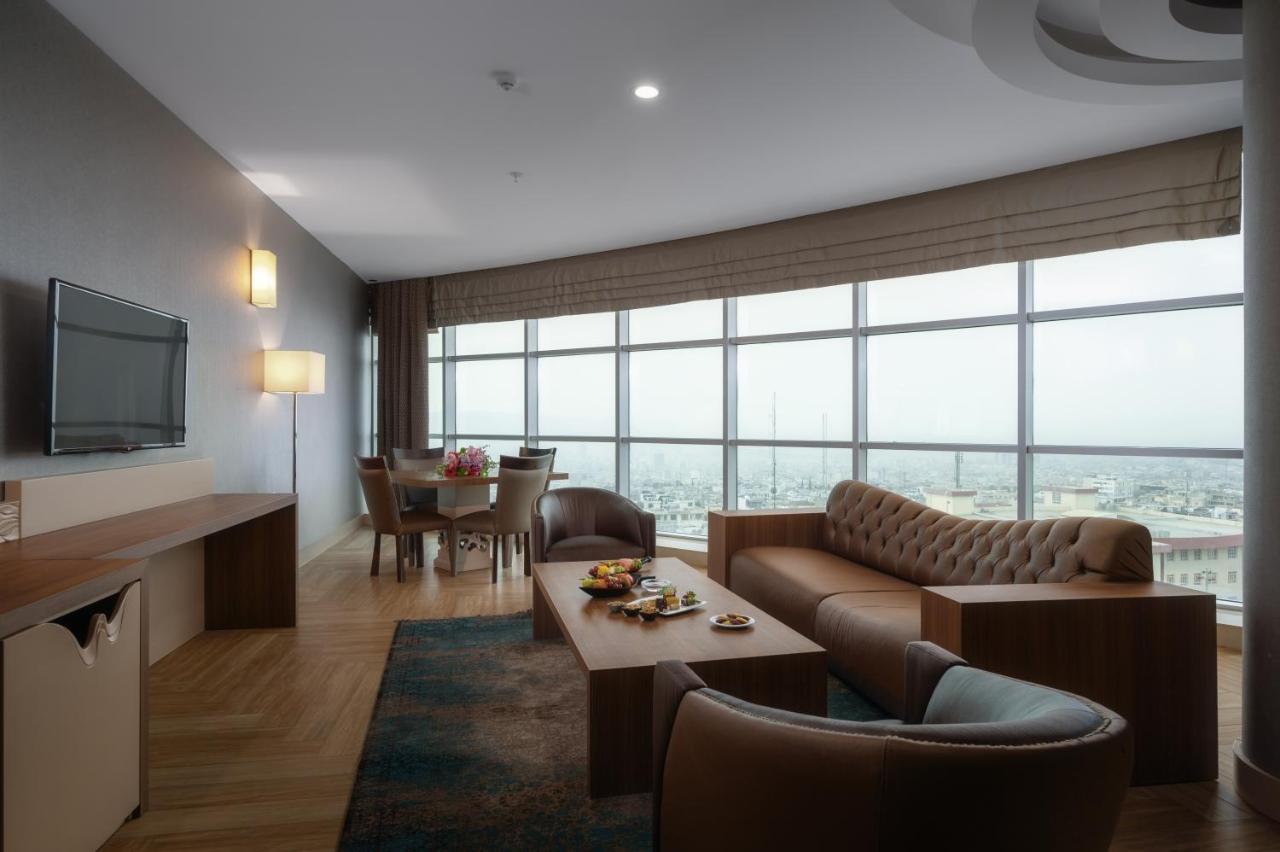 Titanic Hotel & Spa Sulaymaniyah Exterior foto A living room in a suite at the hotel
