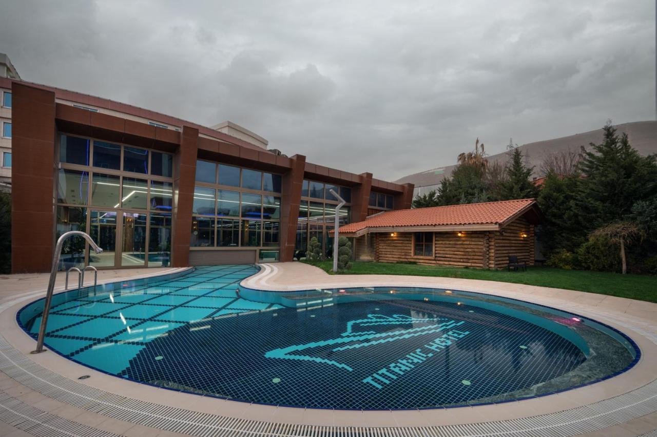 Titanic Hotel & Spa Sulaymaniyah Exterior foto The swimming pool at the hotel