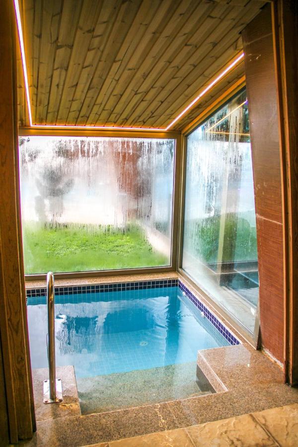 Titanic Hotel & Spa Sulaymaniyah Exterior foto A view of the indoor pool at the hotel