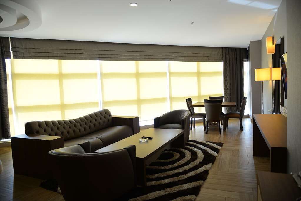Titanic Hotel & Spa Sulaymaniyah Habitación foto A living room in a suite at the hotel