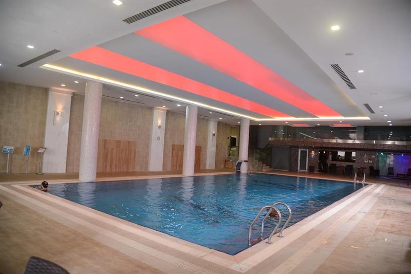Titanic Hotel & Spa Sulaymaniyah Exterior foto The swimming pool at the hotel